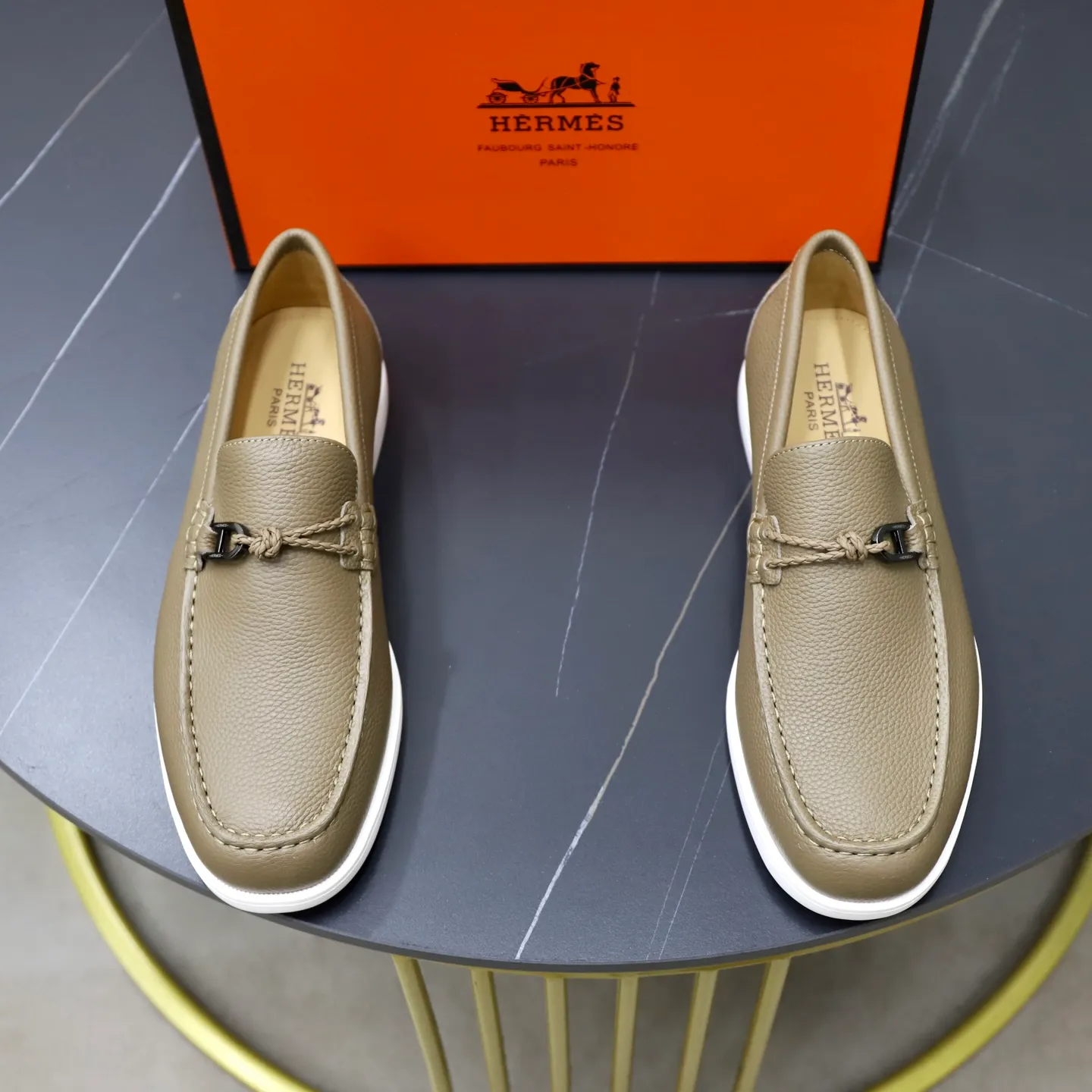 Ex-factory price: 560💰Hermès/Hermès slip-on men's shoes. This shoe is made of imported pebbled cowhide. It has simple and smooth lines and is combined with aerodynamically designed 3CM rubber foam ultra-light soles! Youthful and fashionable, classic H-shaped hardware buckle decoration, calf lining gently wraps the feet, with logo cowhide feet, casual and urban style, highlighting youthful vitality, sports and leisure version, super versatile, code number: 38-39-40-41-42-43-44 standard leather shoe size (45 can be customized but does not support returns)